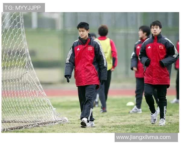 足球明星勇敢面对挑战展现无畏精神不惧困难与挫折