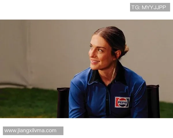 足球明星时尚穿搭女生裤子图片分享引领潮流风尚